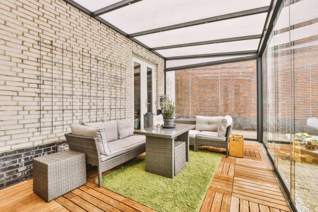 Curious about whether or not you can use a glass room throughout the year in Dubai? Discover how these beautiful spaces are accommodated to villa living, day and night, in all seasons, with light, views, and daily comfort.